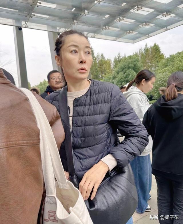 53岁柯蓝素颜出游被偶遇，身材高挑气质出众引关注