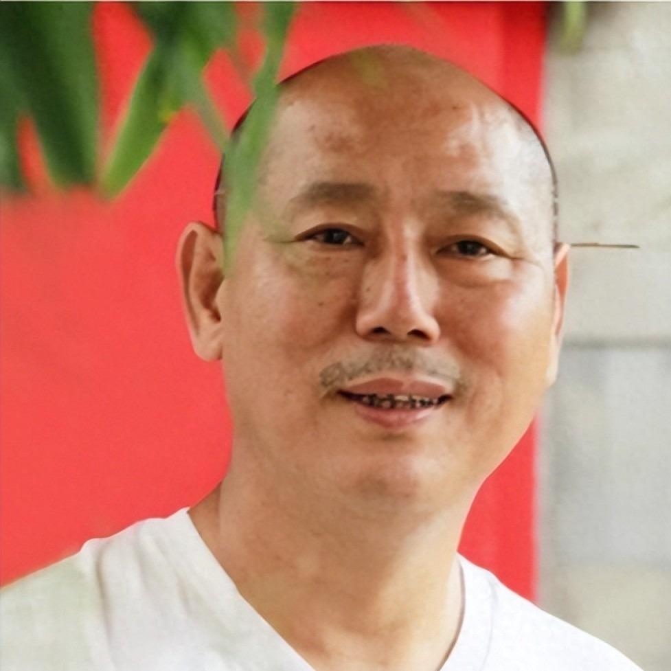 抛弃糟糠之妻和6岁儿子，转身娶小18岁女友，毒舌的李成儒后悔吗