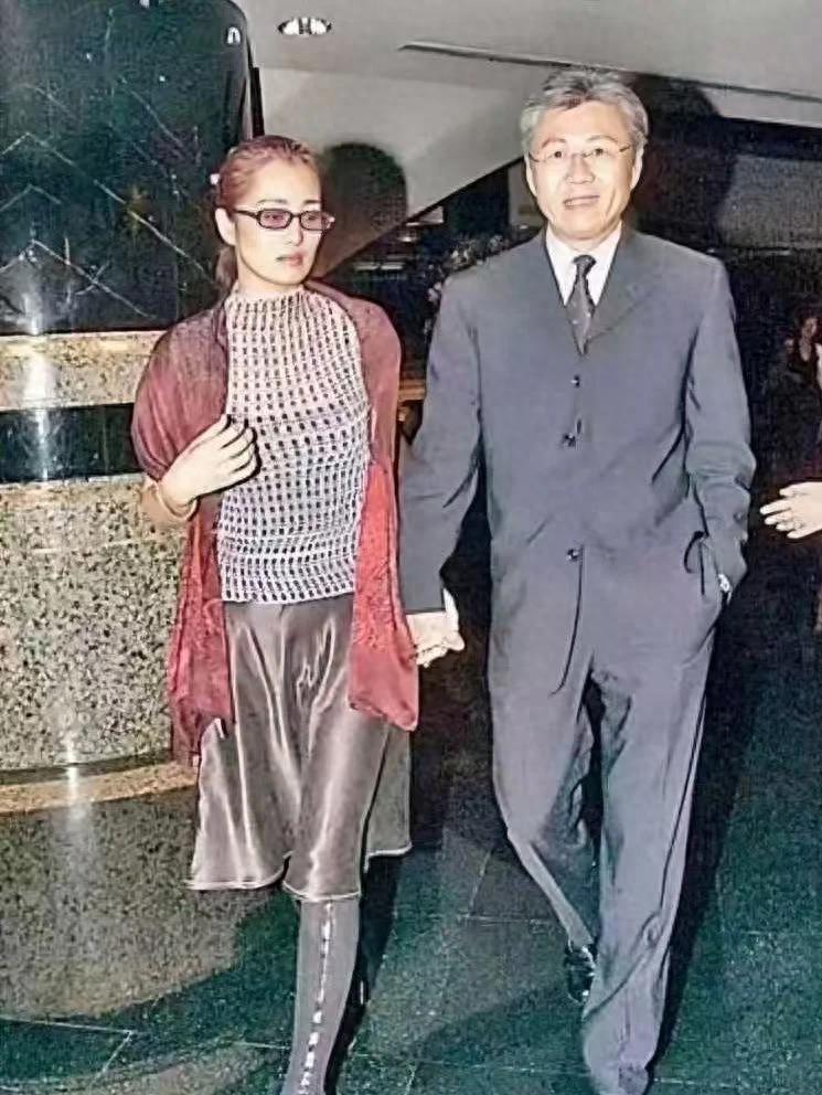 巩俐的前夫是他，圈外高级打工人，75岁在新加坡养老，有儿女陪伴