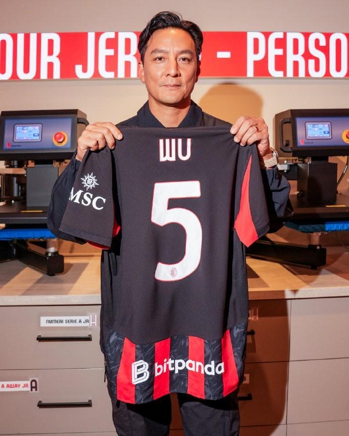 吴彦祖米兰之行：获赠5号球衣，激情喊出Forza Milan!