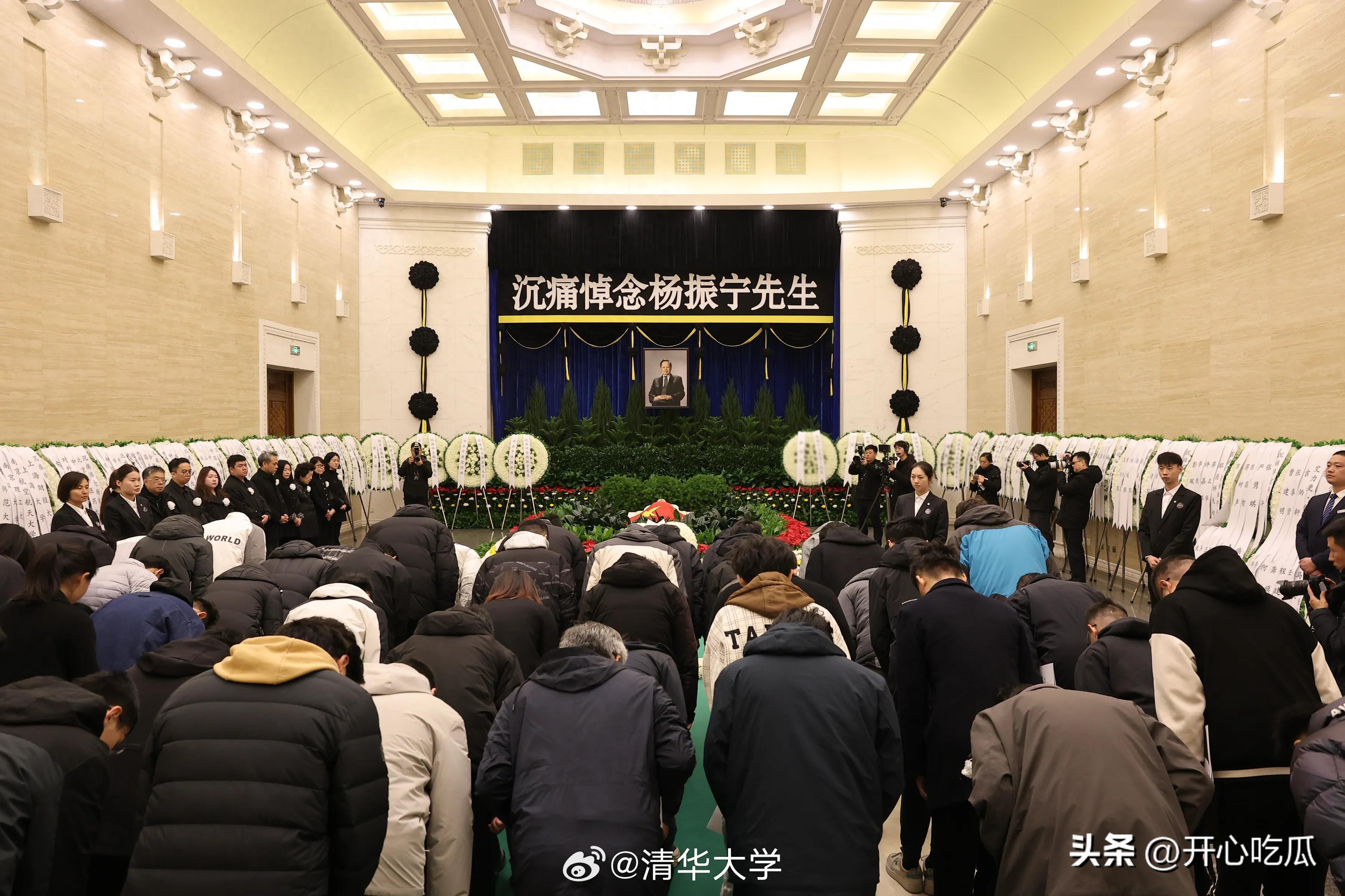 杨振宁葬礼现场照！遗孀翁帆站在第一位，眼睛又红又肿，太痛苦了