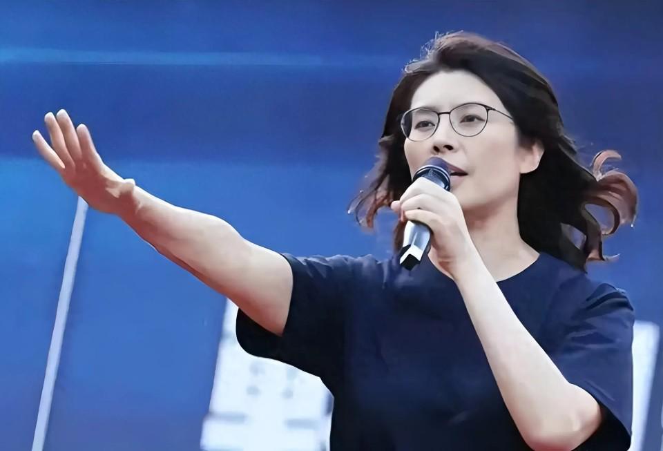 郑丽文赴京前抛人事名单，朱立伦力挺四年任期惯例