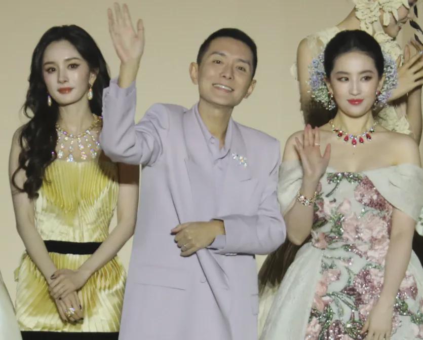 杨幂刘亦菲后台画面曝光，同桌零互动气氛尴尬，深扒两人闹僵原因