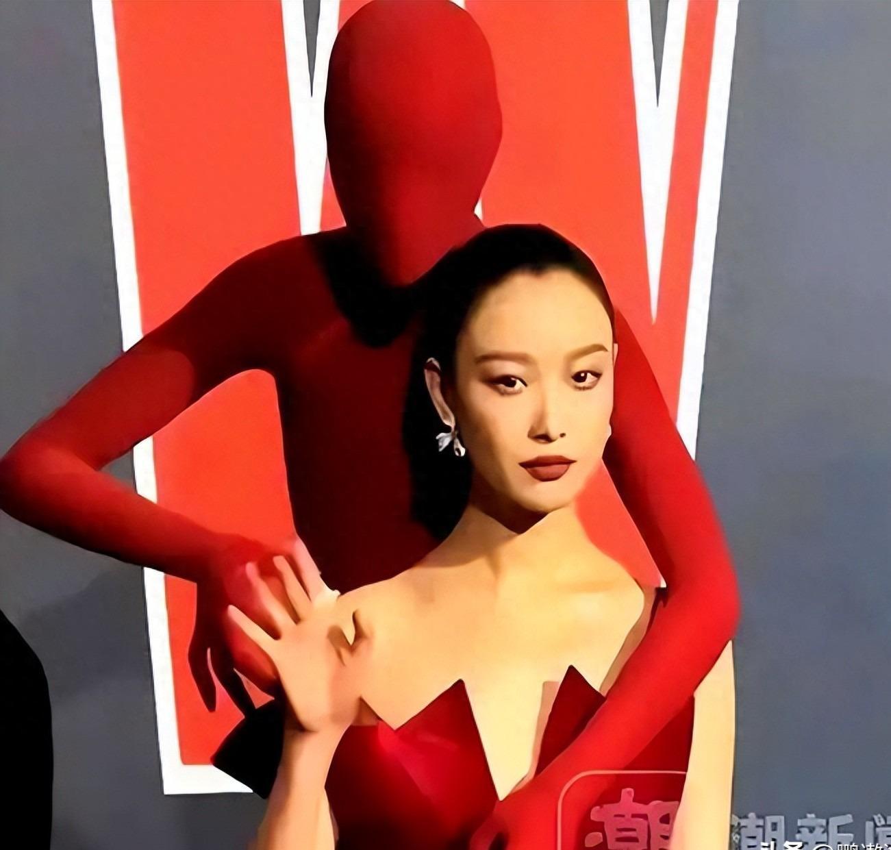 上海红毯趣事多：刘亦菲捡手镯，杨幂扯裙摆，意外不断