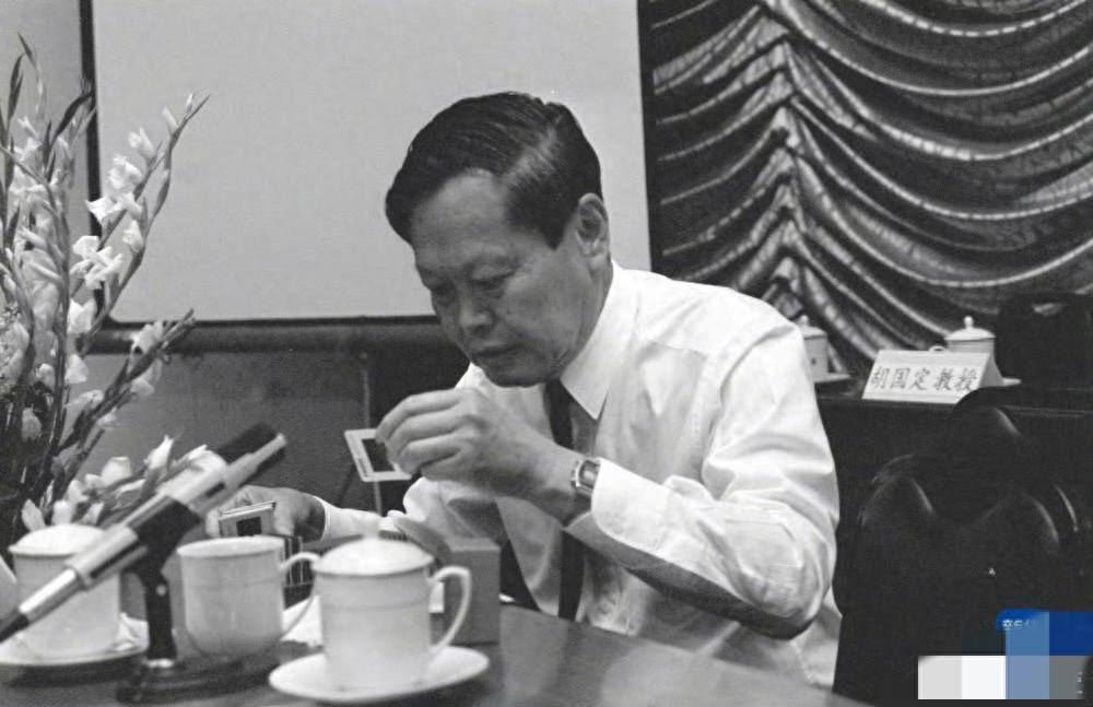 杨振宁的智慧人生：打破科研人员刻板印象的细节故事