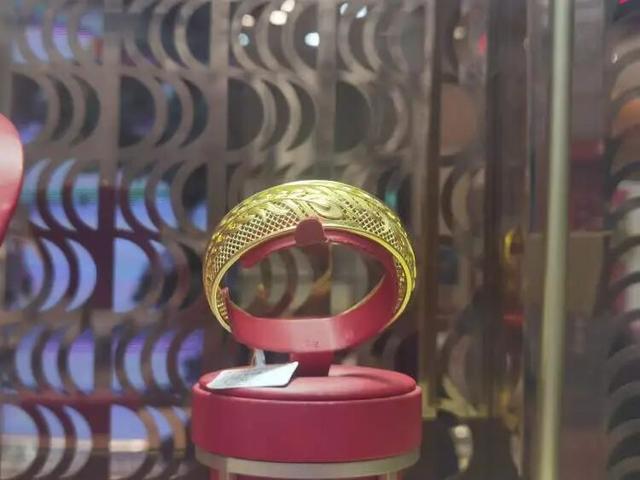 金价暴跌引热议：上海人赴港抢金，黄金市场何去何从？