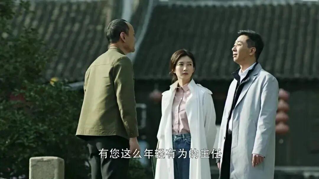 《三十而已》王漫妮拒绝小张主任：自由与现实的抉择