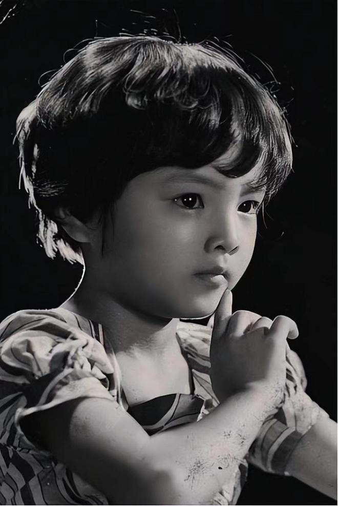 她5岁出道13岁被迫打停长针，60岁顶童颜：人生逆袭的真相