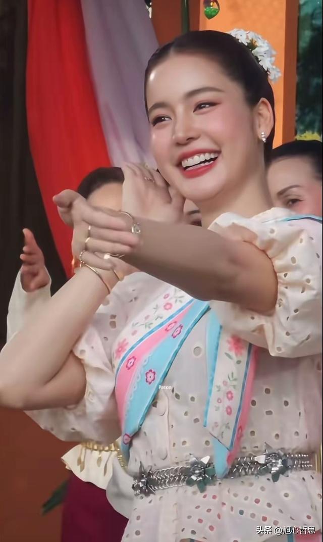 圆润脸型魅力解析：福气满满，笑容迷人，旺夫相特征揭秘