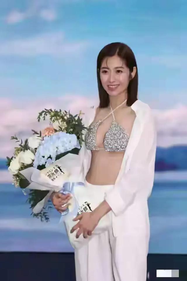 43岁陈自瑶自律逆袭 丰胸代言展现极致姐感魅力