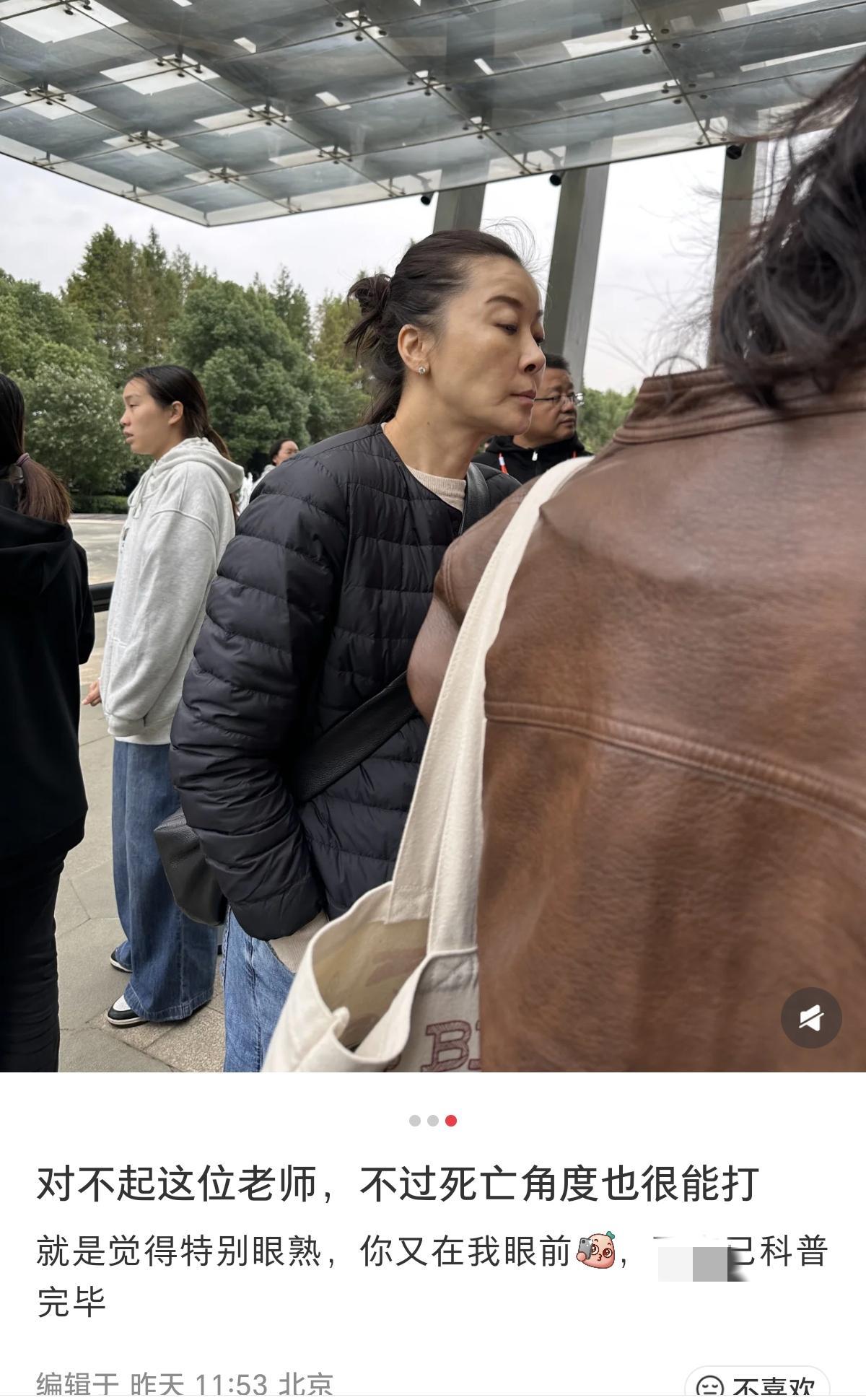 53岁柯蓝北京街头素颜现身，状态真实引热议