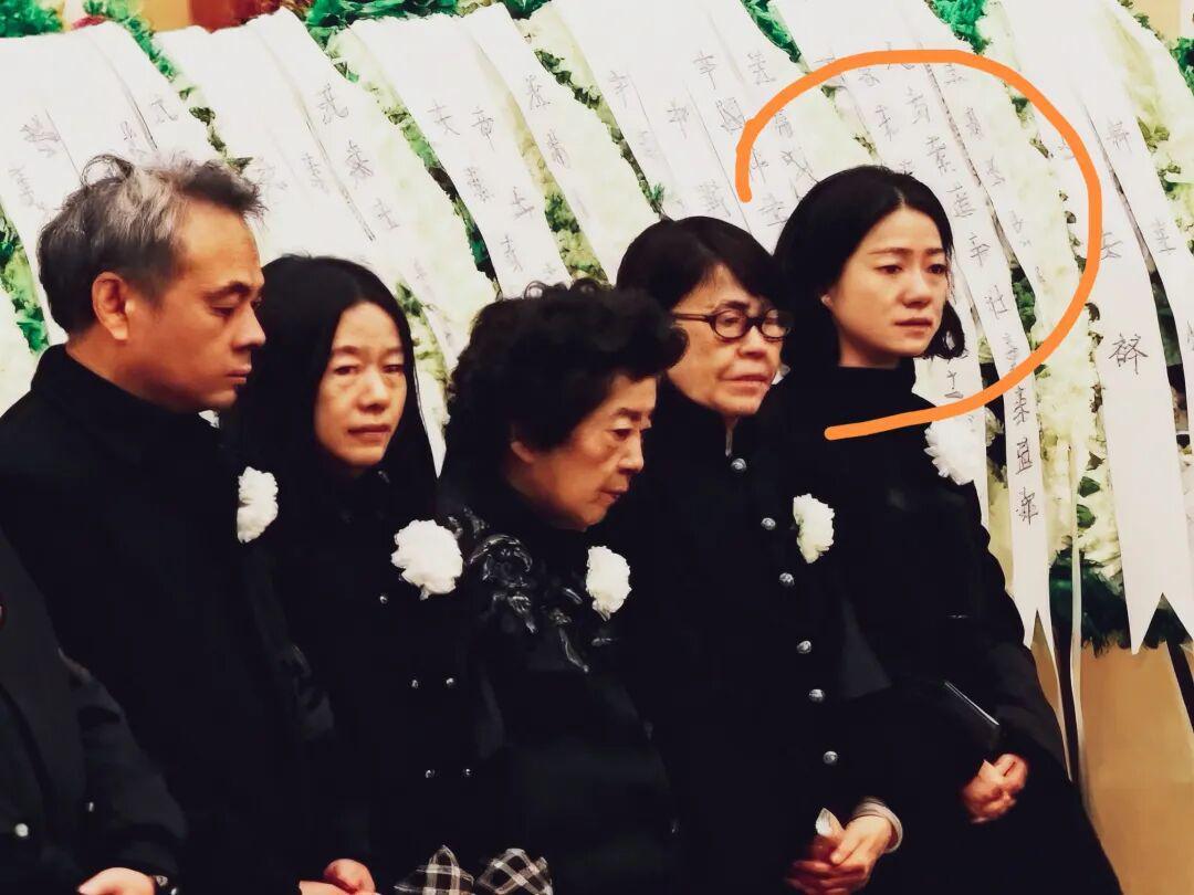 杨振宁遗体告别仪式：翁帆悲痛落泪，21年婚姻背后的深情