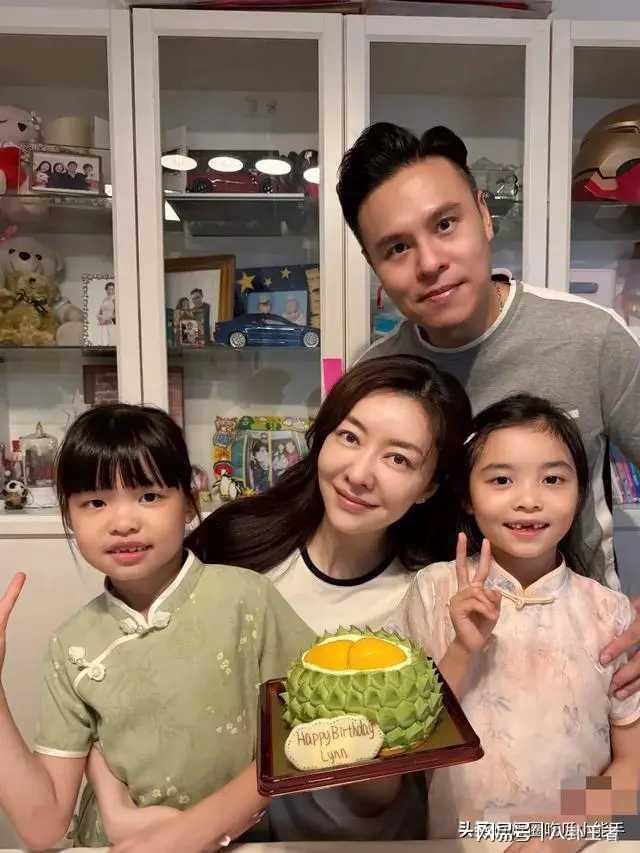 熊黛林45岁生日晒全家福，双胞胎女儿颜值引热议