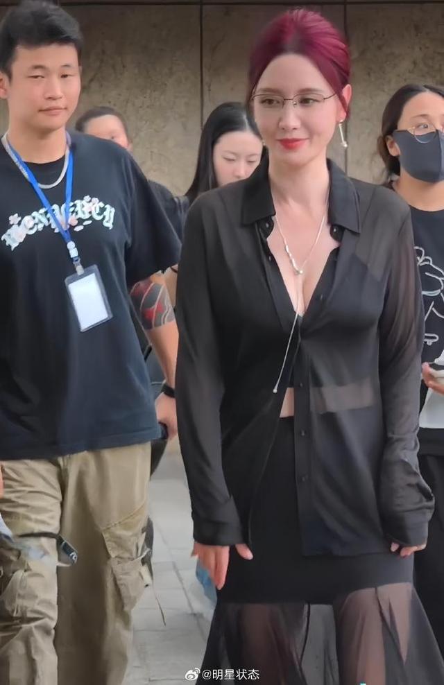 张萌时尚风格解析：大胆穿搭背后的流量逻辑