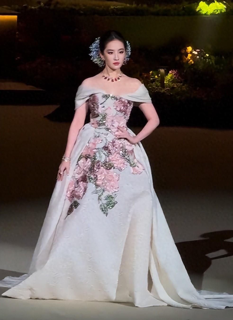 刘亦菲上海晚宴C位亮相，用健康体态打破内娱畸形审美