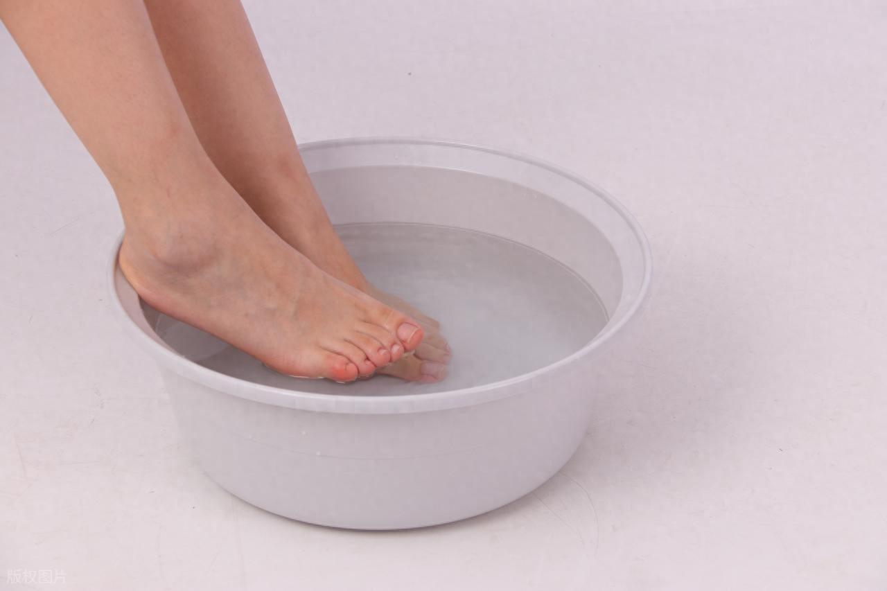医生揭秘：盐水泡脚3个月，4大健康惊喜等你体验