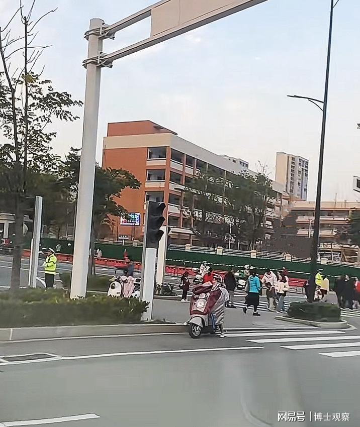 湖北十堰小学门口车祸真相：目击者还原现场，伤亡情况待官方确认