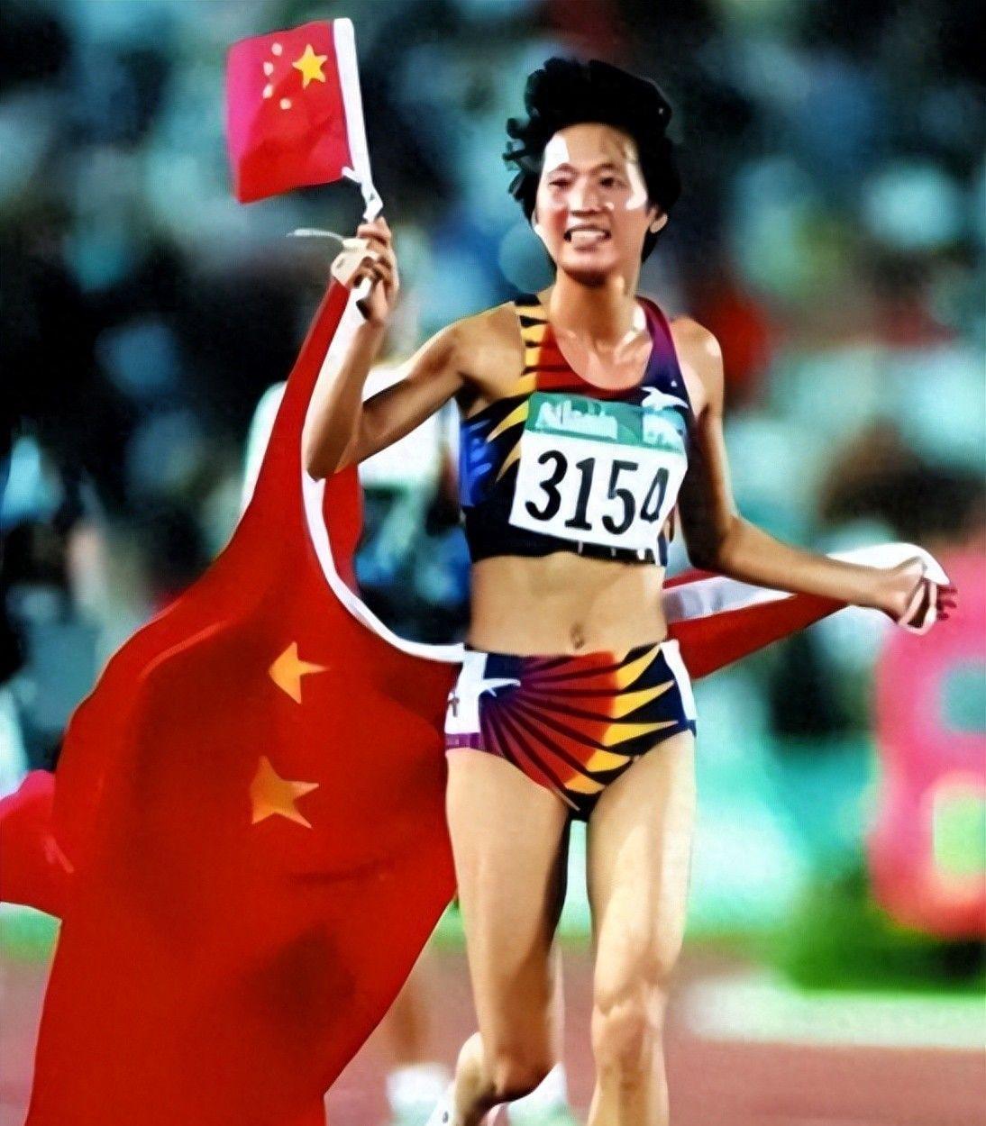 退役移居美国，三个孩子三个爹，52岁“东方神鹿”王军霞现状如何