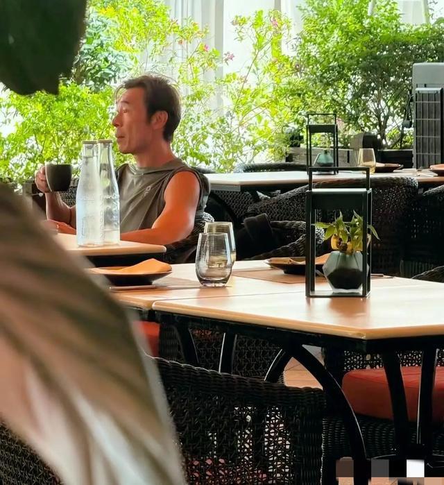 许志安张卫健浅水湾下午茶同框，许志安显憔悴引关注