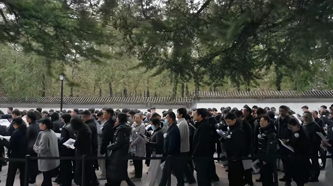 杨振宁告别仪式：身覆国旗，孙辈捧遗照，长子未现身引关注