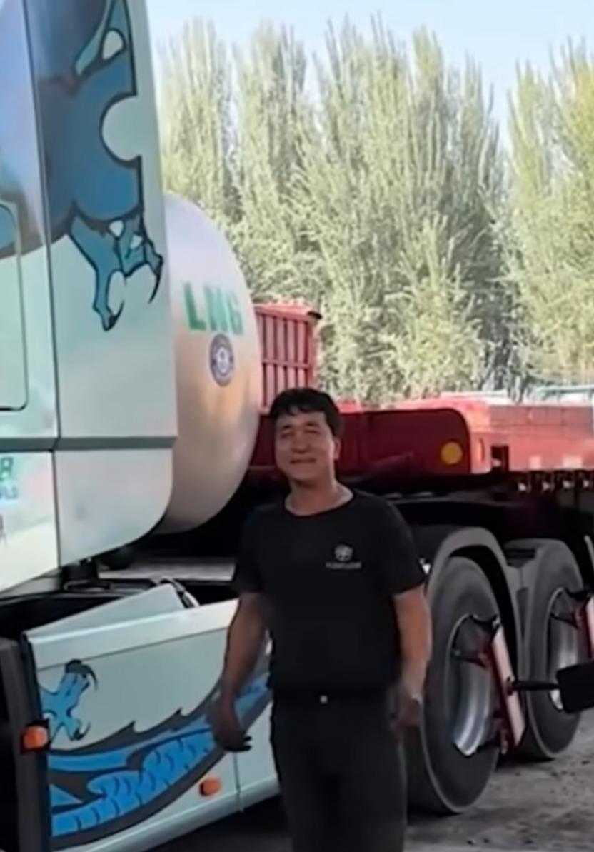 新疆修车大爷撞脸成龙走红网络，拒绝诱惑坚守本心