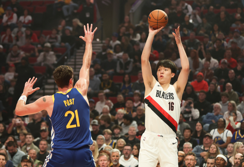 杨瀚森首秀隔扣瞬间