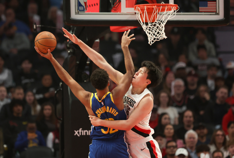 杨瀚森防守瞬间