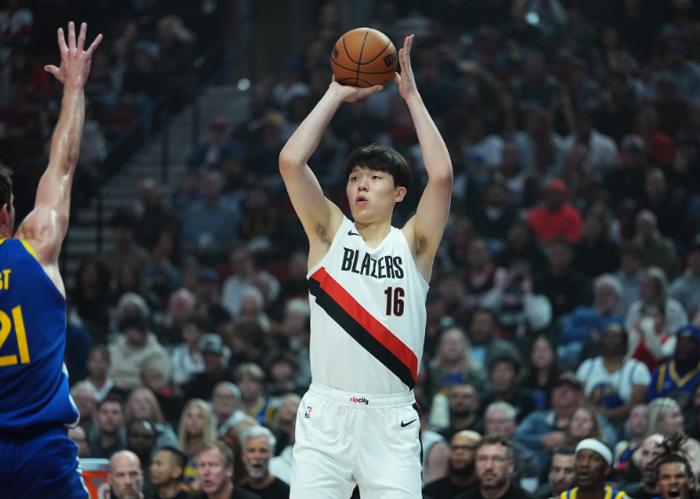 杨瀚森7分钟砍2+1+2帽获NBA首胜 暴扣封盖创纪录