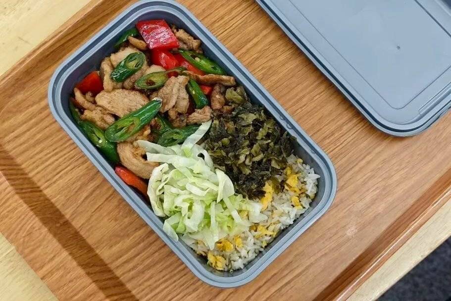 国铁成都局17元高铁盒饭上线：门店现炒，送餐到座超贴心