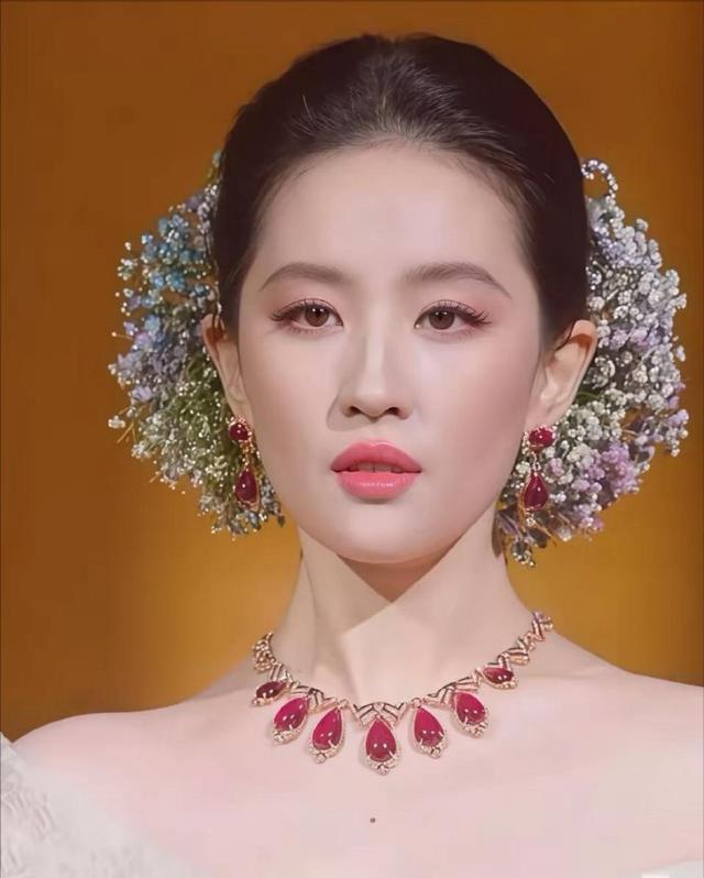 宝格丽要急哭了，没想到狠砸一个亿项链，竟被刘亦菲的满天星打败