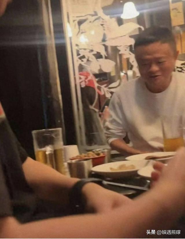 61岁马云宁波聚餐引关注，白T恤造型显年轻，现场氛围超热烈