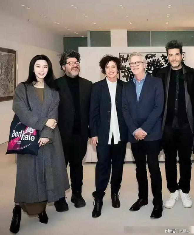 范冰冰柏林电影节惊艳亮相，灰大衣造型尽显国际范儿