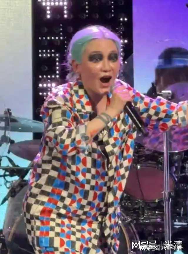 范晓萱上海音乐节造型引热议：睡衣登台，妆容个性引猜测