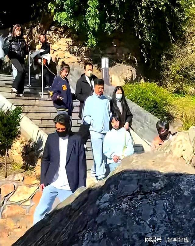 辛柏青携17岁女儿大孤山祈福，父女情深共寻生活新方向