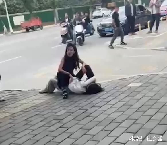 女学生涉出轨事件：聊天记录曝光，原配当街冲突引热议