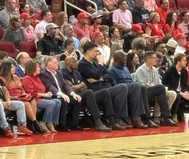 姚明与奥拉朱旺现身火箭主场观战，大梦秒变后卫体型