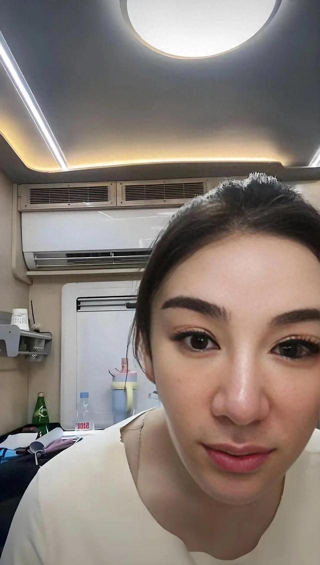 48岁黄奕沈阳现身引热议，妆容变化大获赞美丽