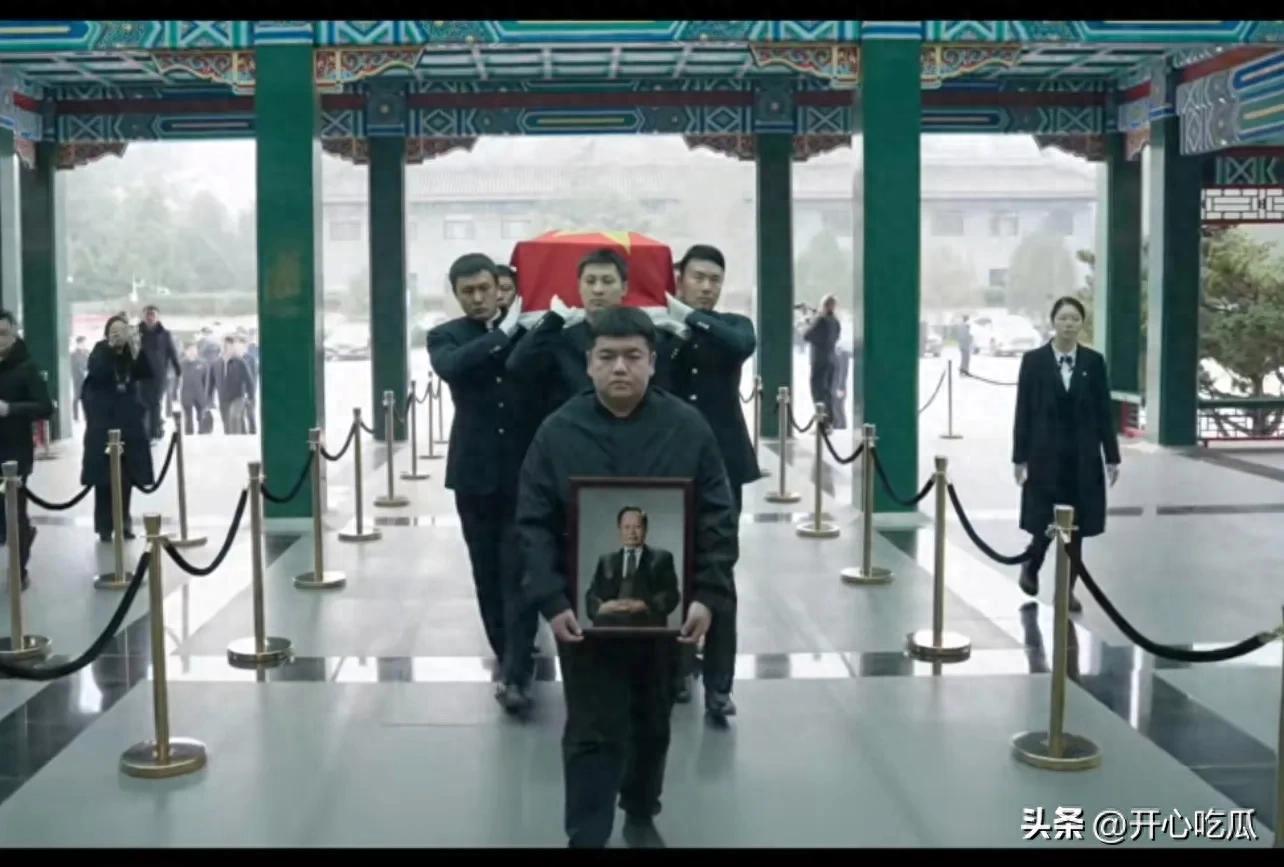 杨振宁葬礼现场：翁帆76岁母亲现身，全程陪伴悲痛女儿