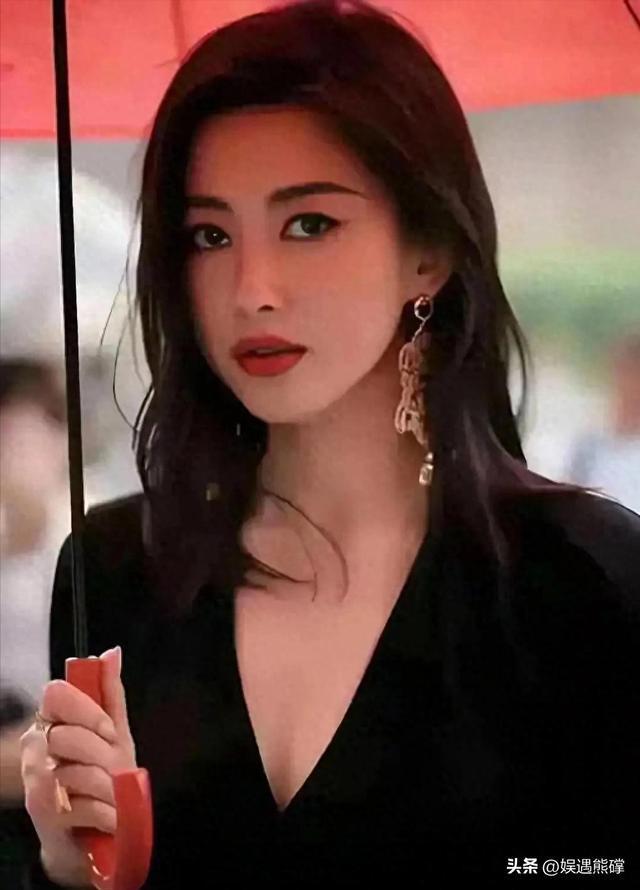 朱珠真空出行引热议 穿搭风格与舒适度探讨