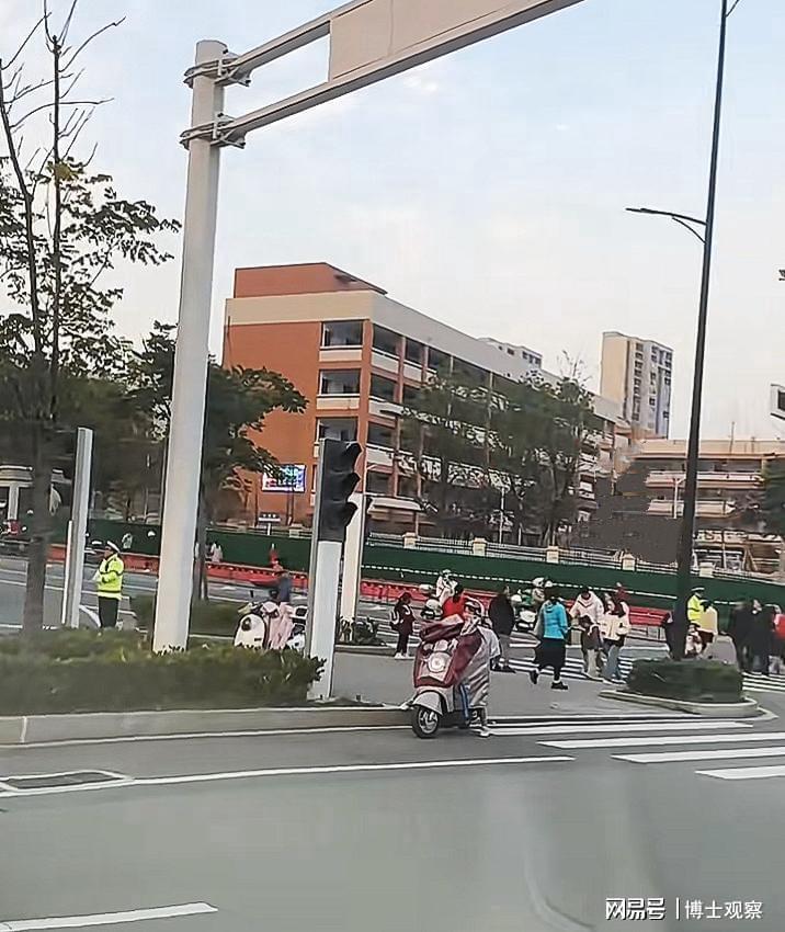 湖北十堰小学门口突发车祸，现场视频曝光，伤亡情况待官方确认