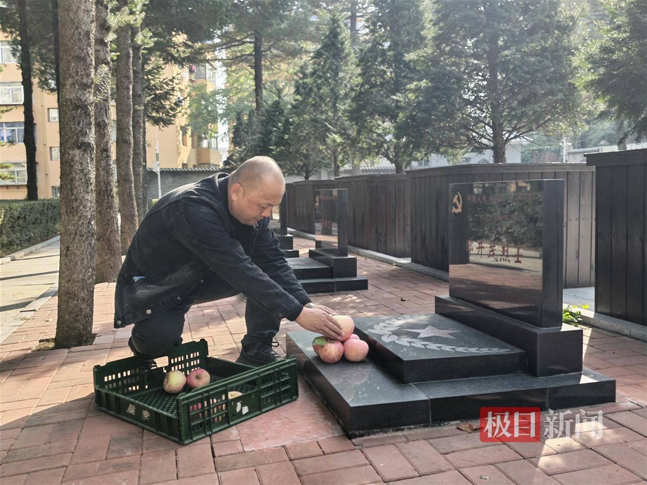 沈阳男子连续三年送1650个苹果至丹东烈士陵园：致敬抗美援朝英烈