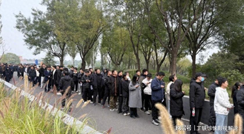 杨振宁葬礼隆重举行：遗体覆盖国旗，翁帆泪别，次子现身