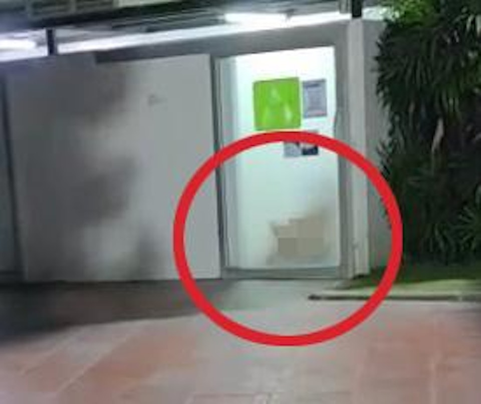 泰国公厕不雅事件：情侣误入“透明直播间”，灯光成尴尬推手