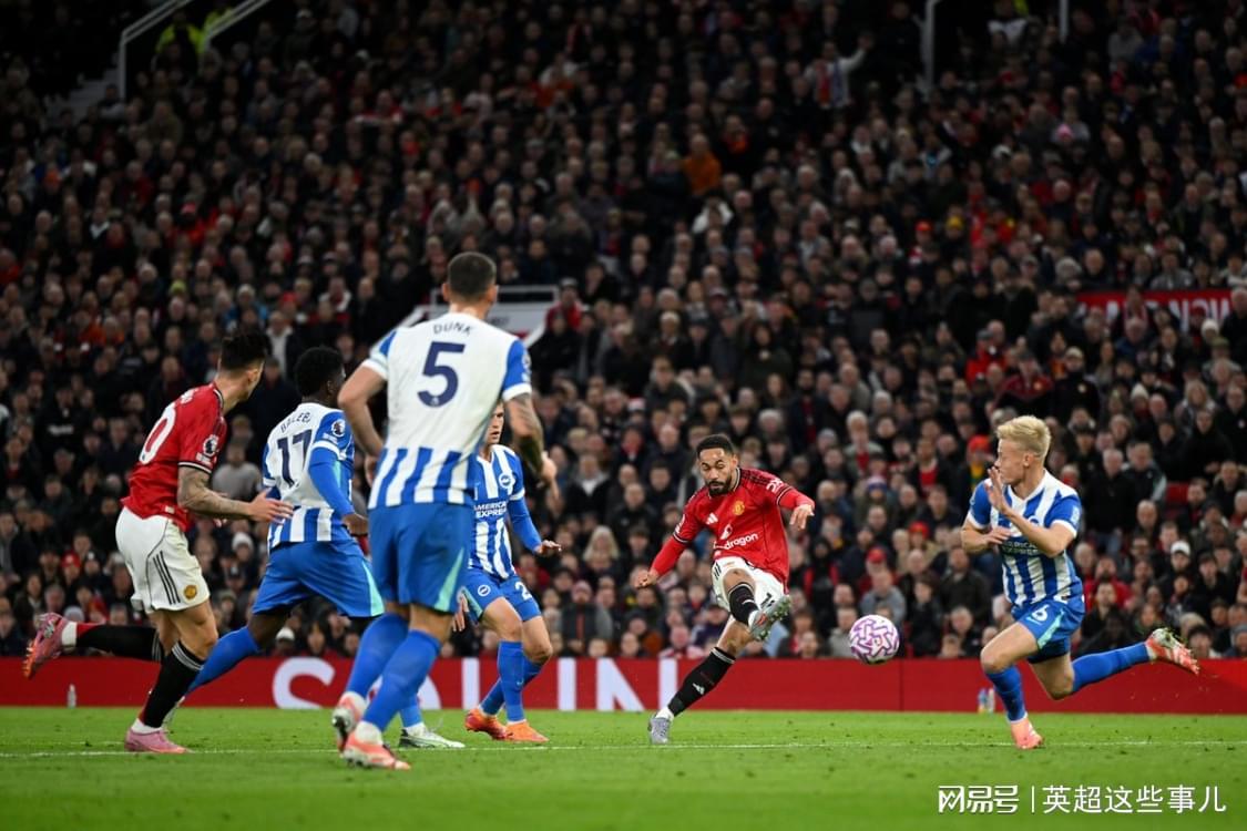 曼联球员庆祝胜利