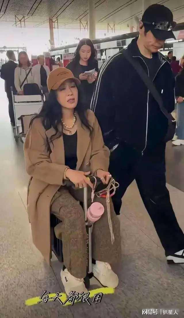 钟丽缇机场现身引热议，55岁身材变化与婚姻状态成焦点