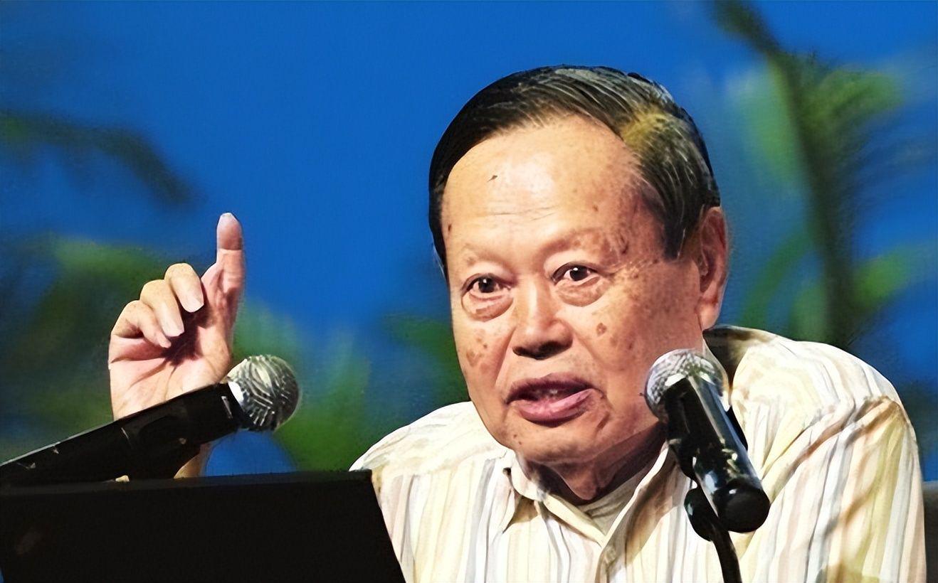 杨振宁葬礼后争议：身盖国旗遭质疑，爱国情怀不容诋毁