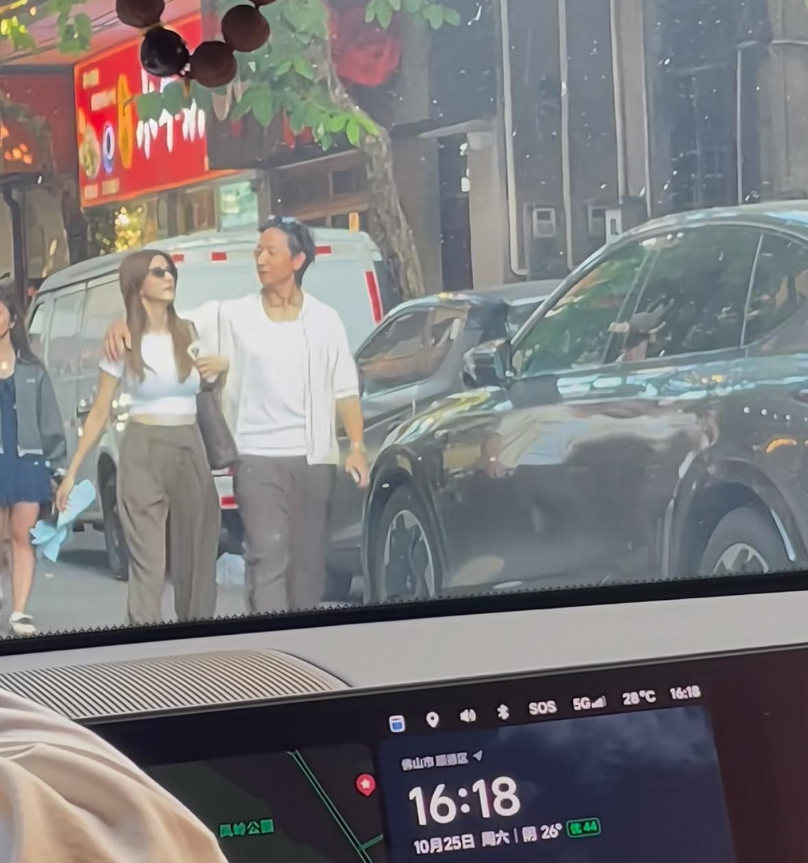 吴千语施伯雄顺德逛街被拍，甜蜜互动幸福满溢