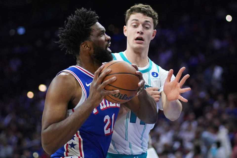 NBA常规赛：76人险胜黄蜂，恩比德马克西三球闪耀全场