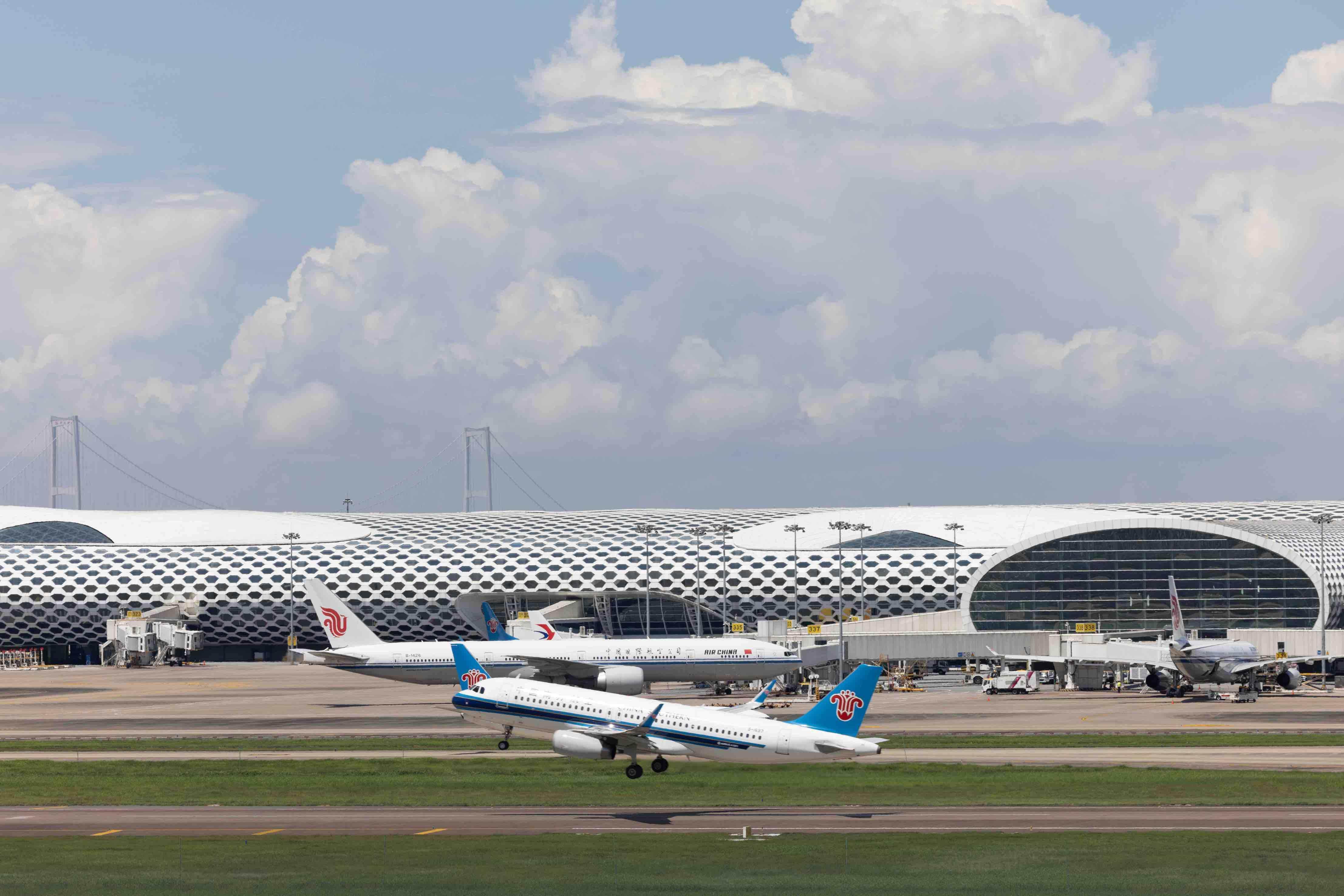郑智化控诉深圳机场服务缺失，机场深夜致歉并承诺改进措施