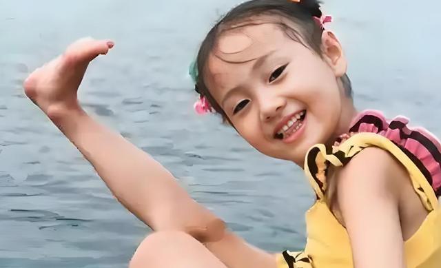 封杀近四年，已无财产可供执行，郑爽美国近照被曝，一点都不意外！